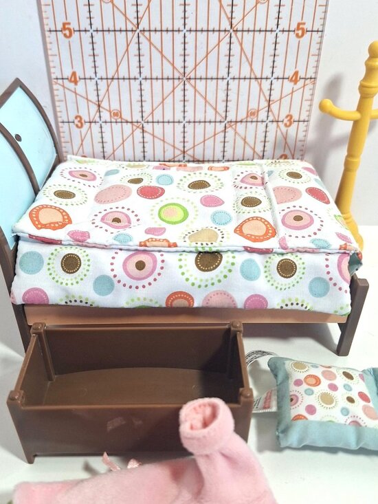 Loving Family Deluxe Parents Bedroom 2007 Bed Pink Robe Furniture Pillows - Picture 13 of 14